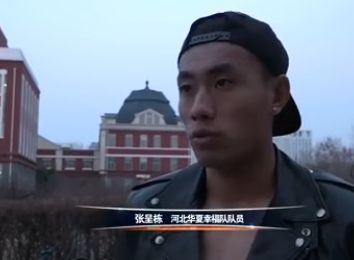 作为红色主旋律影片，《让这首歌作证》讲述了著名词曲作家曹火星创作《没有共产党就没有新中国》的背后故事，既有国家大情怀、又有战火兄弟情，推介人黄燕君表示这部影片旨在传承红色基因、赓续精神血脉